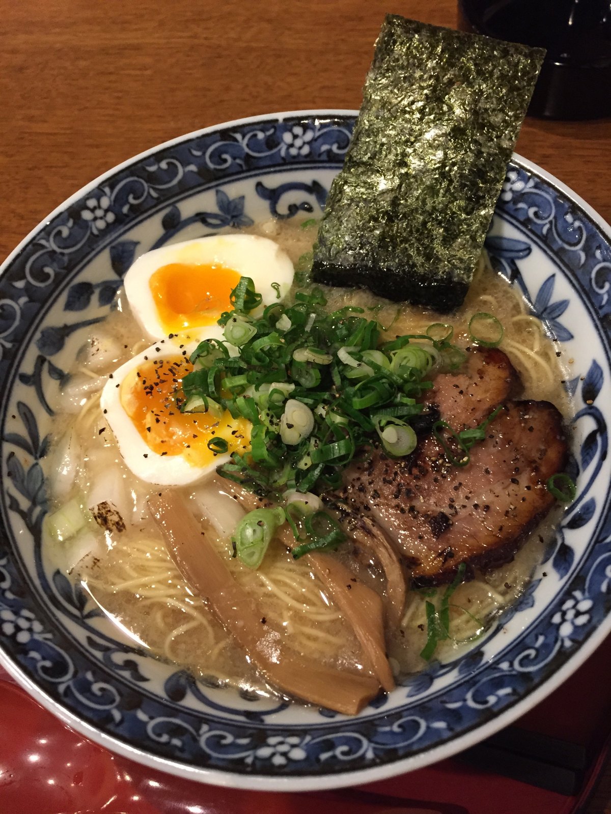 あぶり正油。炙った背脂が浮いて、表面が白く濁ります。黒胡椒とチャーシューの焦げ目が目印
