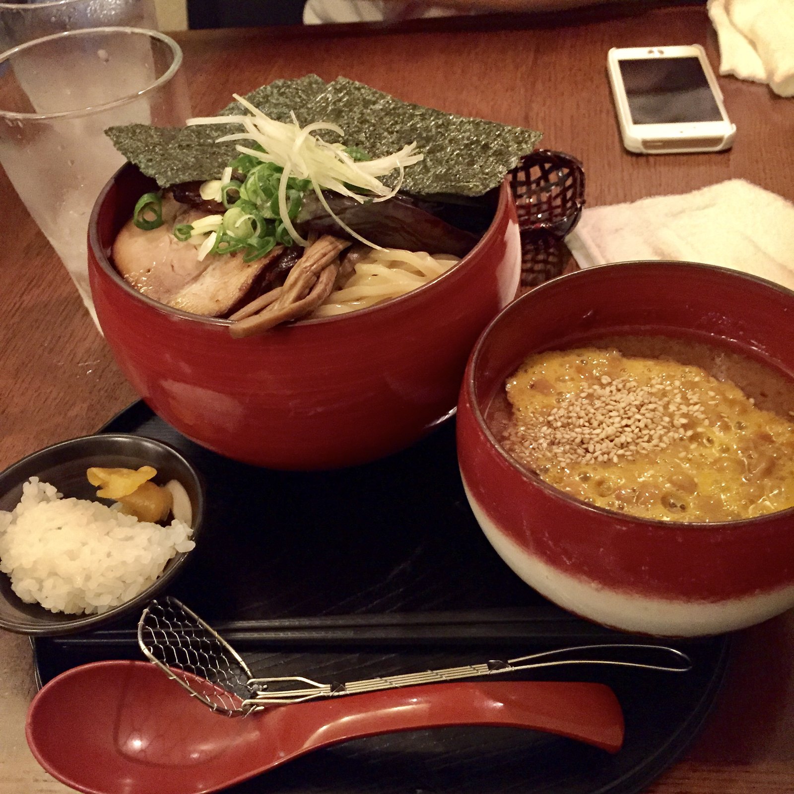 納豆つけ麺。ごまが振られたつけ汁と、太めの麺。小鉢のごはんが付きます
