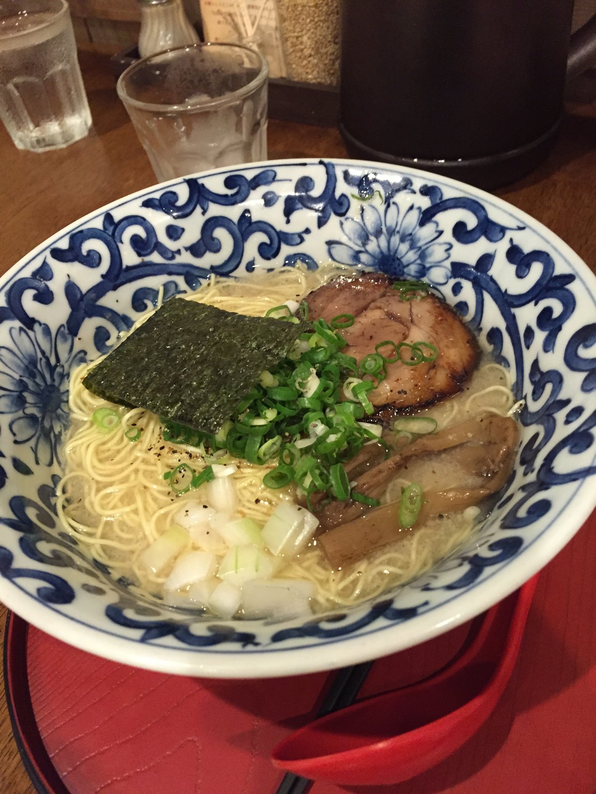 ゆず塩。澄んだスープに細麺、刻んだ白ねぎ。夏はこれをよく頼んでいました